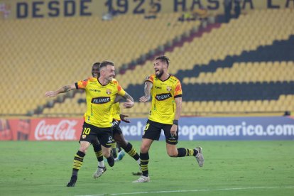 Damián Díaz y Francisco Fydriszwesky hicieron los goles ante Cobresal.