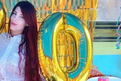 Verónica Narcisa Briones Zambrano durante su cumpleaños 30, dentro de la cárcel Regional, donde estaba alias Fito.
