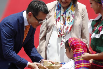 La ministra de Exteriores de El Salvador, Alexandra Gill (c), recibe al presidente de Ecuador, Daniel Noboa, este viernes en el aeropuerto San Romero de San Salvador (El Salvador). El presidente de El Salvador, Nayib Bukele, será investido para un segundo mandato consecutivo este sábado con la presencia de algunos mandatarios latinoamericanos, como Javier Milei y Daniel Noboa, y del rey de España Felilpe VI. EFE/ Bienvenido Velasco