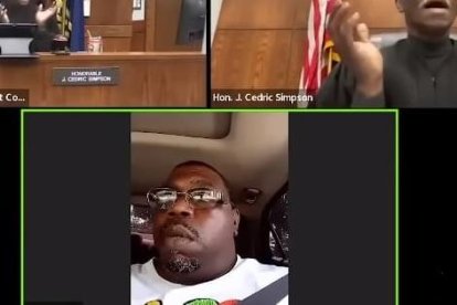 El juez Cedric Simpson se sorprendió al ver al acusado manejando como si nada