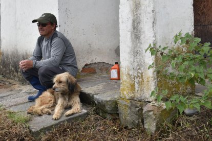 Patricio asegura que en esa zona se han acostumbrado a dejar abandonados a los perritos.