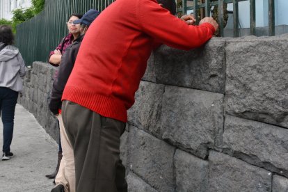 Los familiares de pacientes críticos son abordados por los asesores de las funerarias.