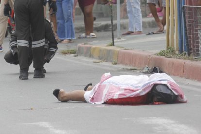 El cuerpo de la víctima quedó tendido en la calzada.