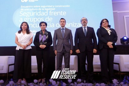 El presidente Daniel Noboa, acompañado de la canciller Gabriela Sommerfield en el primer encuentro de “Seguridad Frente a Grupos de Delincuencia Organizada” celebrado en el país.