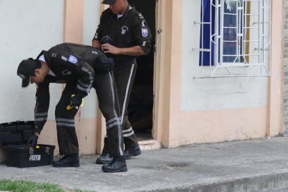 Agentes policiales buscaron indicios dentro y fuera de la vivienda donde residía Teresa.