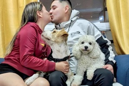 Shari y su esposo junto a uno de sus ‘perrihijos’.