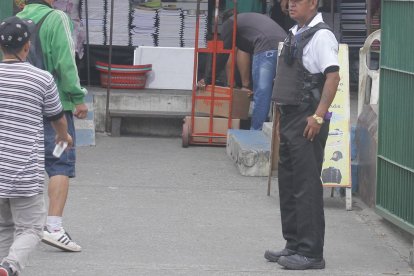En cada puerta del mercado había un guardia custodiando el ingreso.