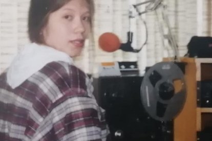Mayra cuando era adolescente y grababa sus programas de radio.