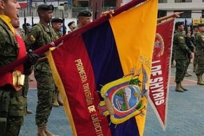 Personal militar partició en el acto cívico