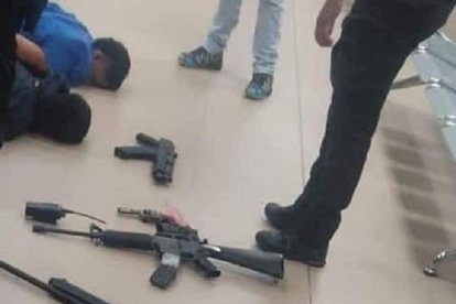 Varios sospechosos detenidos y armas fueron decomisadas en el hospital de Chone, al que habían incursionado en busca de Menéndez.