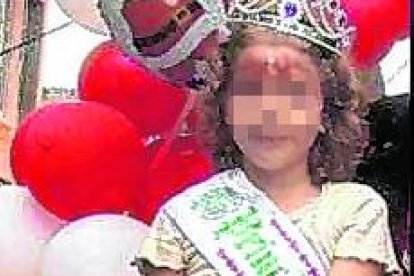 Carolina fue coronada como la princesita de Navidad en su sector