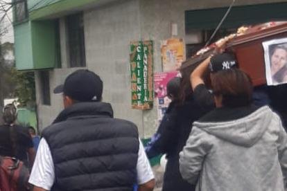 Los parientes y amigos dieron el último adiós a Raquel.