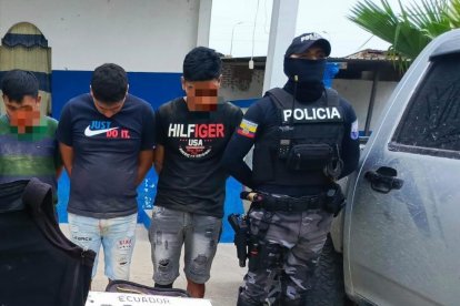 Los sospechosos detenidos y las prendas que les decomisaron.