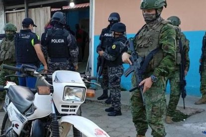 Militares actúan en Manta para dar con Fito.