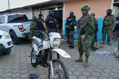 Militares actúan en Manta para dar con Fito.