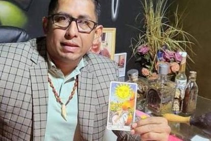 El cartomántico Albert y su tarot volvió a lanzar las cartas.