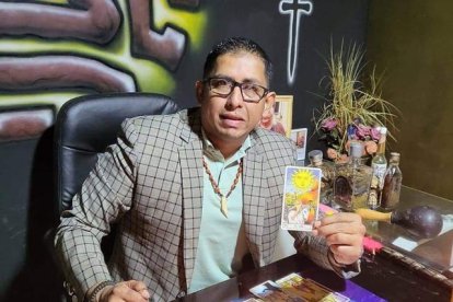 El cartomántico Albert y su tarot volvió a lanzar las cartas.