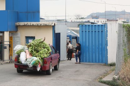 Una camioneta con donaciones de víveres llegó ayer a la Cárcel Regional.