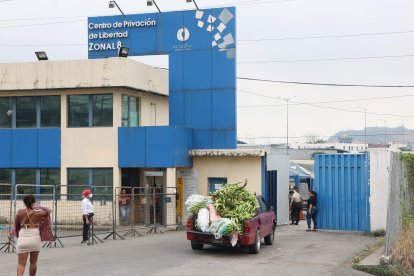 Una camioneta con donaciones de víveres llegó ayer a la Cárcel Regional.