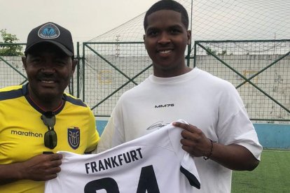 Davis Bautista, del Eintracht Frankfurt de la Bundesliga, les cayó de sorpresa a Luis Medina, entrenador que lo formó.