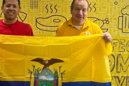 Wilson Muñoz y Nestor Correa, listo con la bandera para apoyar Ecuador.