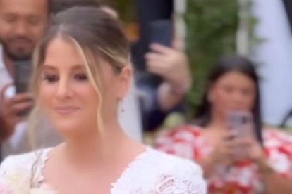 Nikki Mackliff caminando hacia el altar.