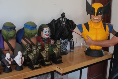 Las Tortugas Ninjas, Darth Vader y hasta un busto de Wolverine es lo que puede crear Manuel con su ojo 'clínico'