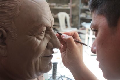 Con materiales de odontología Manuel da esos detalles 'finisimos'