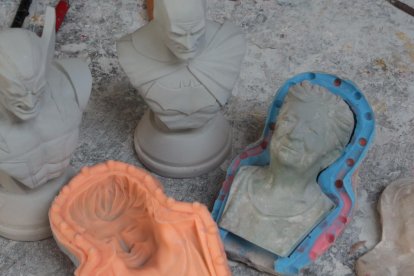 Manuel mostró como son los moldes que utiliza para sus esculturas
