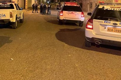 Entre los agentes policiales cruzan información para rastrear a la compañera.