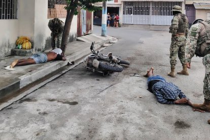 Momento en el que los antisociales fueron aprehendidos por el personal militar.