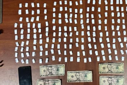 Entre las evidencias constan sobres con drogas y un revólver.