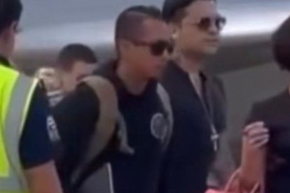 Ángela y Nodal llegando a Machala para brindar un concierto.