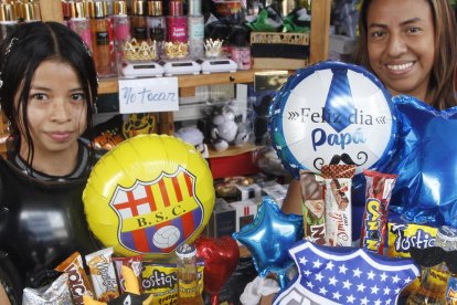 Las vendedoras del local M. Torres mostrando los arreglos decorativos