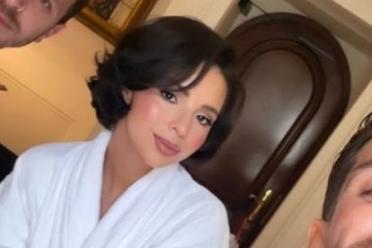 Ángela Aguilar con la bata y siendo maquillada y peinada por expertos en bodas.