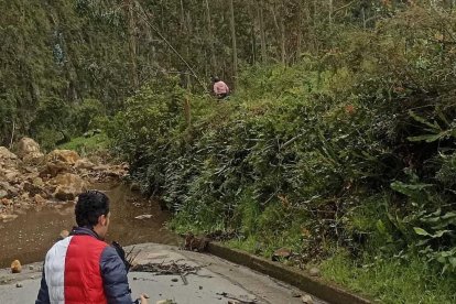 En el cantón Chambo, tramos de unas vías permanecen cerradas por deslaves.