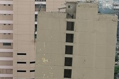 Evalúan la demolición del edificio fantasía ubicado en el centro de Guayaquil.