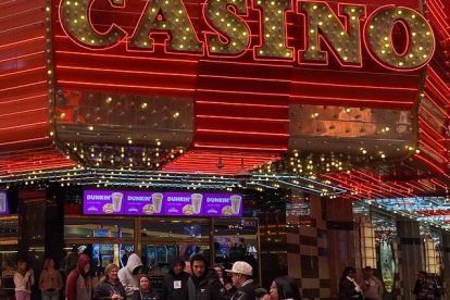 La locura de Fremont Street Experience en Las Vegas espera por los hinchas ecuatorianos.