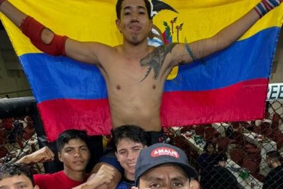 La tricolor en la alto tras la victoria por finalización.