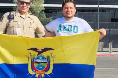 Astudillo y Joffre Tumbaco, con la Tricolor en el Allegiant Stadium de Las Vegas.