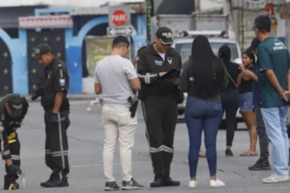 Policías recabaron indicios en la zona.
