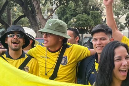 Hugo Roca, con el brazo alzado, arenga a los jugadores de la Tri.