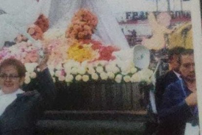 Clarita muestra su recuerdo con la Virgen de las Nubes.