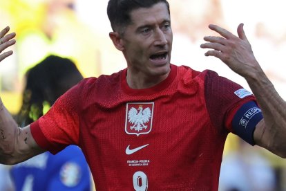 Dortmund (Germany), 25/06/2024.- Robert Lewandowski of Poland getures during the UEFA EURO 2024 group D soccer match between France and Poland, in Dortmund, Germany, 25 June 2024. (Francia, Alemania, Polonia) EFE/EPA/CHRISTOPHER NEUNDORF