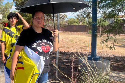 Los compatriotas deben caminar largos tramos con sombrillas para protegerse.