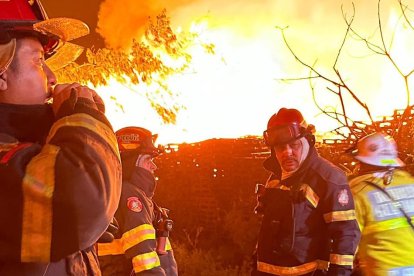 Desde las 06:00, Bomberos trabajan por controlar las llamas.