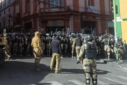AME6897. LA PAZ (BOLIVIA), 26/06/2024.- Militares hacen presencia con tanques frente a la sede del Gobierno de Bolivia, este miércoles en La Paz (Bolivia). El presidente de Bolivia, Luis Arce, denunció este miércoles 