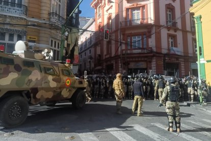 AME6897. LA PAZ (BOLIVIA), 26/06/2024.- Militares hacen presencia con tanques frente a la sede del Gobierno de Bolivia, este miércoles en La Paz (Bolivia). El presidente de Bolivia, Luis Arce, denunció este miércoles 