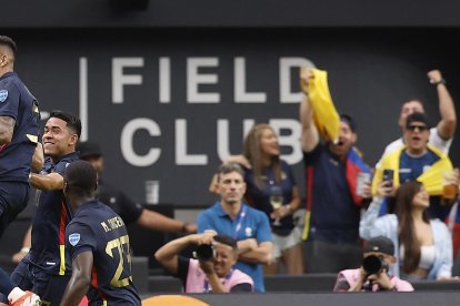 Kendry Páez y Piero Hincapié celebran un gol en el juego contra Jamaica.