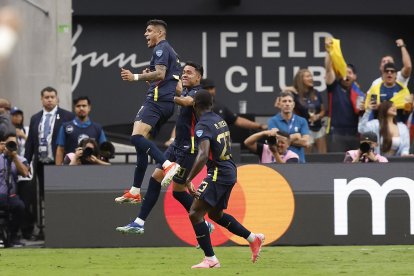 Kendry Páez y Piero Hincapié celebran un gol en el juego contra Jamaica.